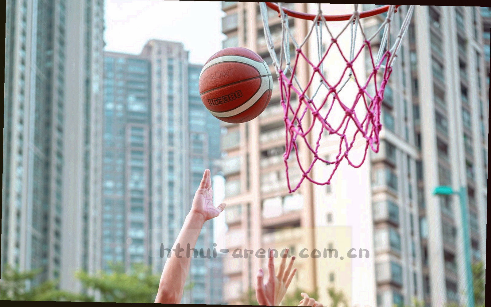 夜间服务台窗口内的平板设备与暖色灯光，广角低角度呈现联络场景